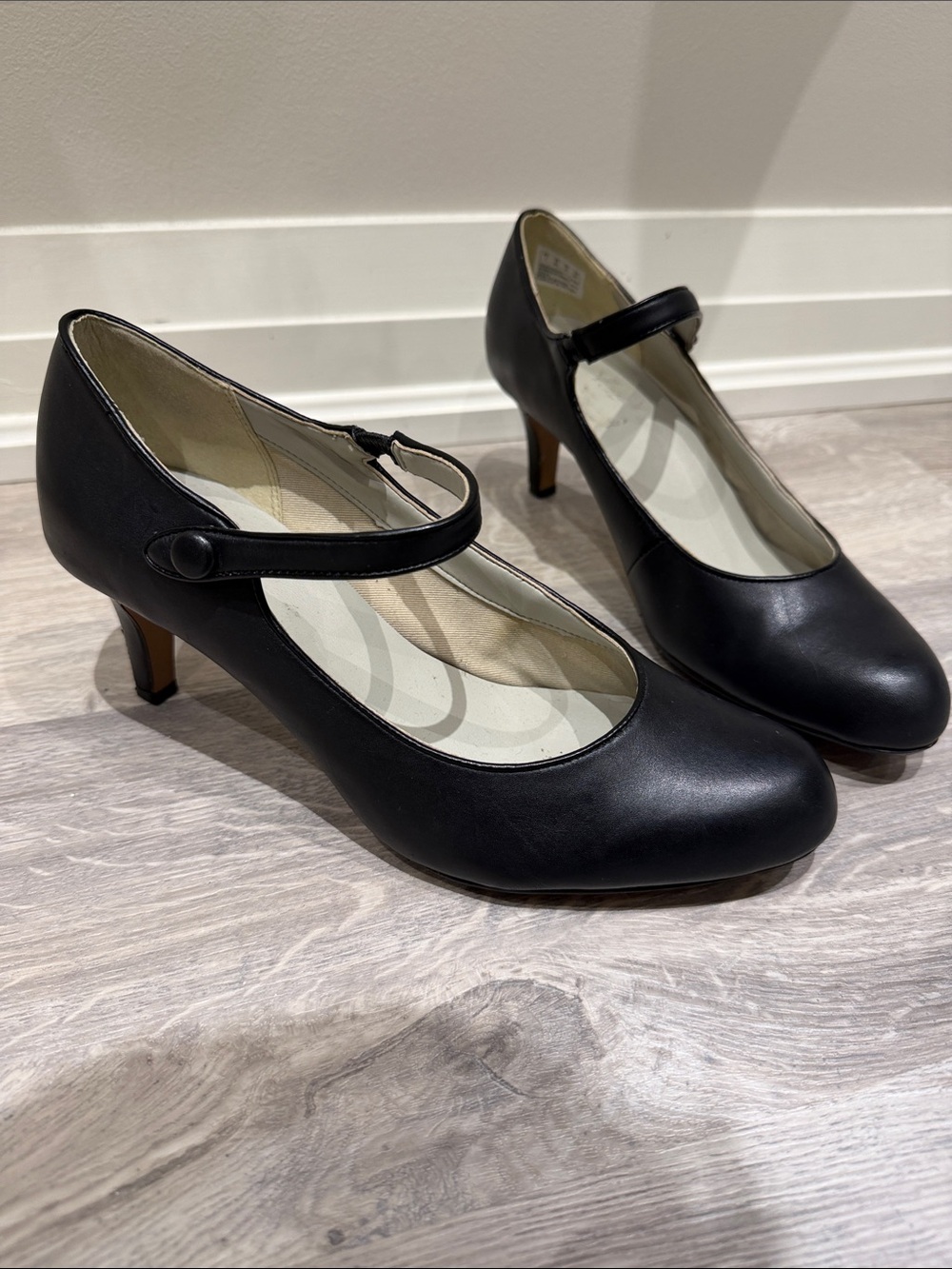 Clarks Black Mary Jane Mid-Heel Pumps size 9.5, UK 7